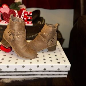 Girls Justice size 2 Studded Tan Ankle Boots